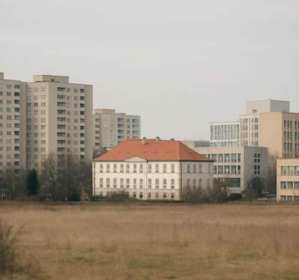 Czy Bielany stają się nowym centrum akademickim stolicy? Wpływ UKSW i AWF na lokalną gospodarkę i rynek mieszkań