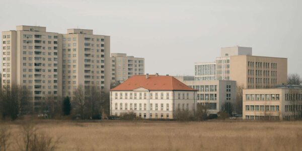 Czy Bielany stają się nowym centrum akademickim stolicy? Wpływ UKSW i AWF na lokalną gospodarkę i rynek mieszkań