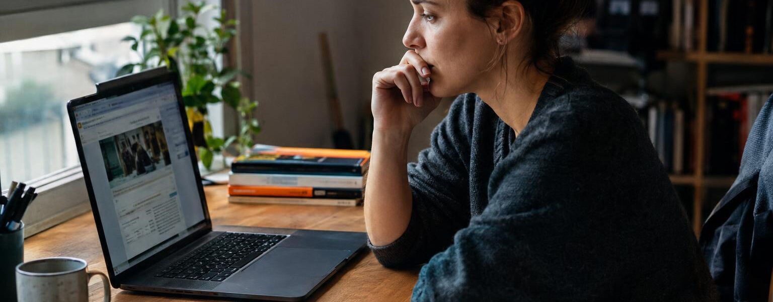 Blog zdobywa ruch z Google, ale nie pozyskuje klientów — jak analizować przejścia do oferty