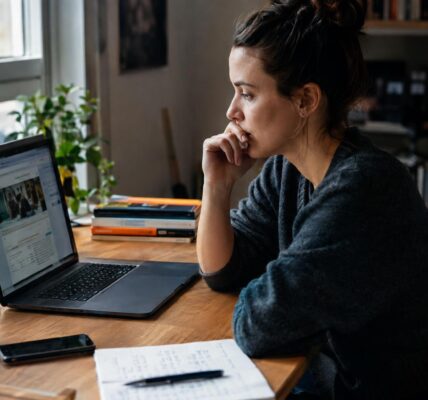 Blog zdobywa ruch z Google, ale nie pozyskuje klientów — jak analizować przejścia do oferty