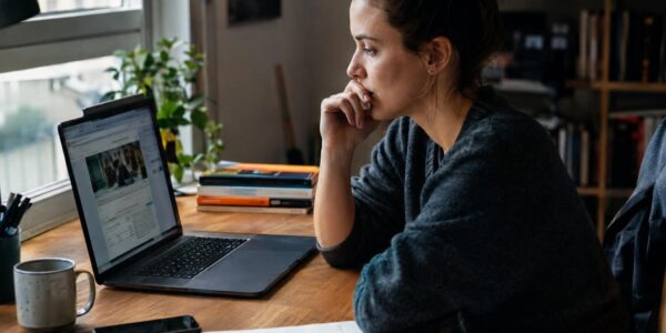 Blog zdobywa ruch z Google, ale nie pozyskuje klientów — jak analizować przejścia do oferty